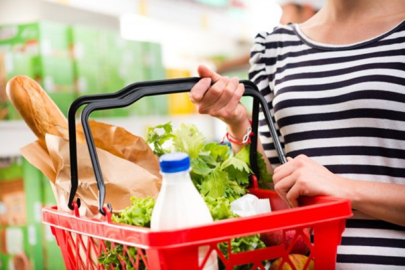 Guvernul prelungeşte plafonarea adaosului comercial pentru produsele alimentare de bază